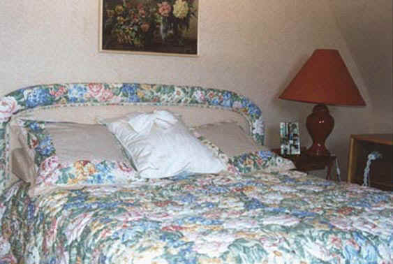 t�te de lit capitonn�e, jet� de lit serti aux motifs