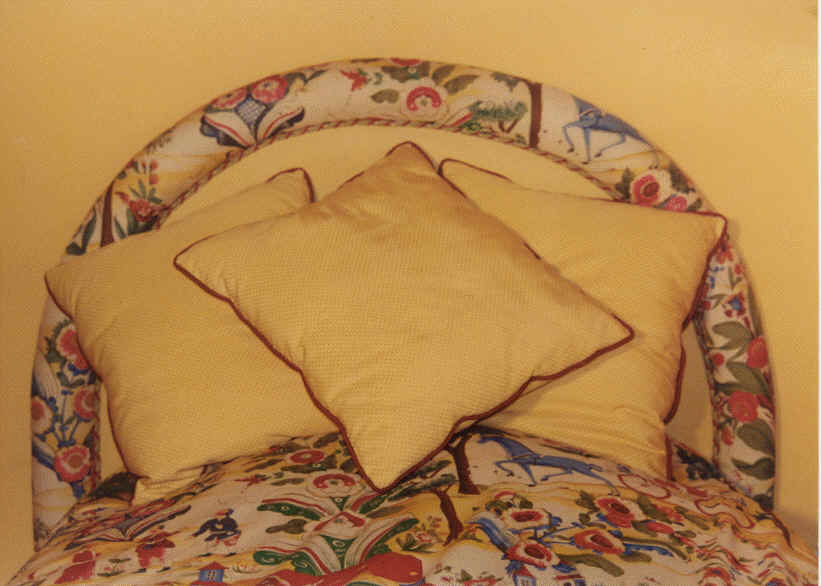 T�te de lit capitonn�e.